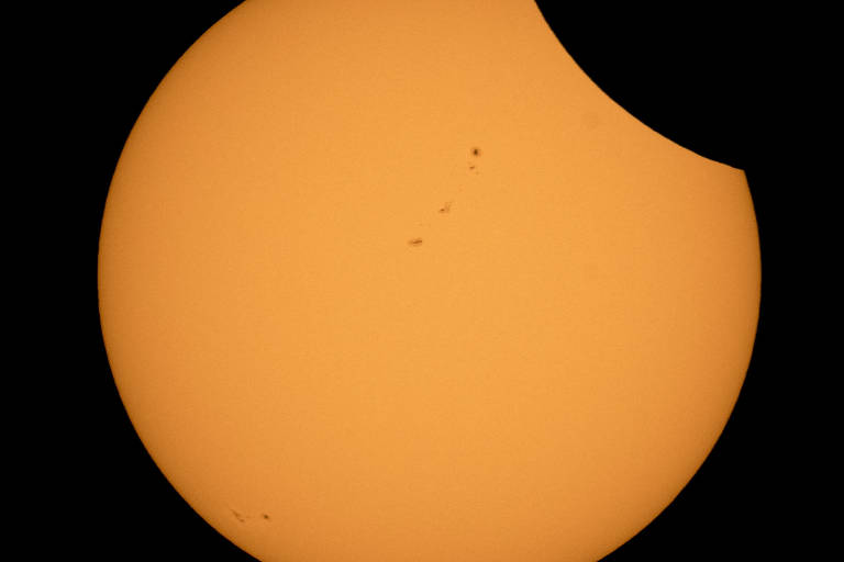 Lua começa a cobrir o Sol durante eclipse de agosto de 2017; a imagem foi feita a partir de Ross Lake, em Washington