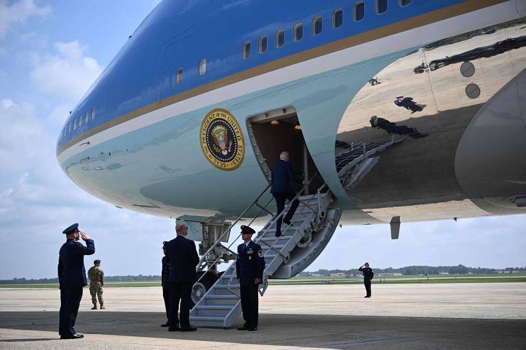 Jornalistas são advertidos por levarem itens de avião presidencial dos EUA