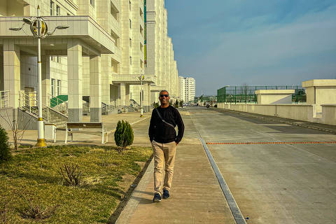 Robson Jesus nas ruas de Achkhabad, capital do Turcomenistão, onde carros e prédios são sempre brancos