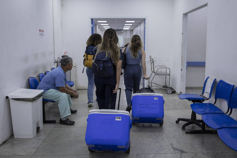 Médicas carregam malas com órgãos captados para transplante.