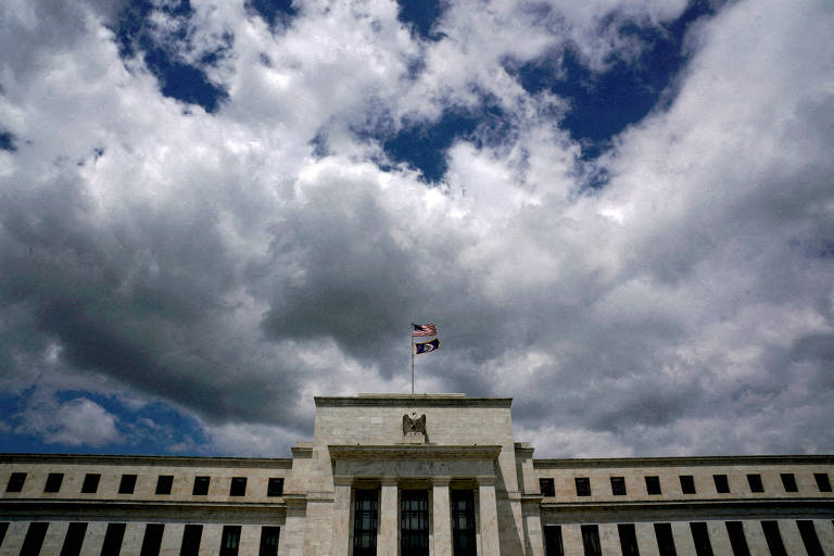Bandeira americana sobre fachada da sede do Federal Reserve em Washington, nos Estados Unidos