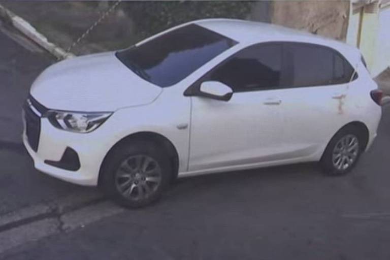 O carro que a Polícia Militar perseguiu em Americanópolis, na zona sul de São Paulo, era roubado e tinha a placa clonada; os dois suspeitos fugiram, mas um acabou morrendo