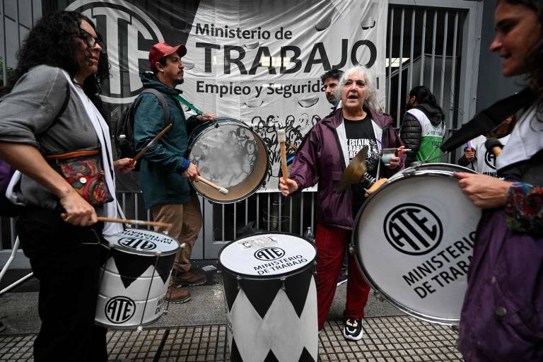 Protesto de funcionários públicos da Argentina contra demissões em massa