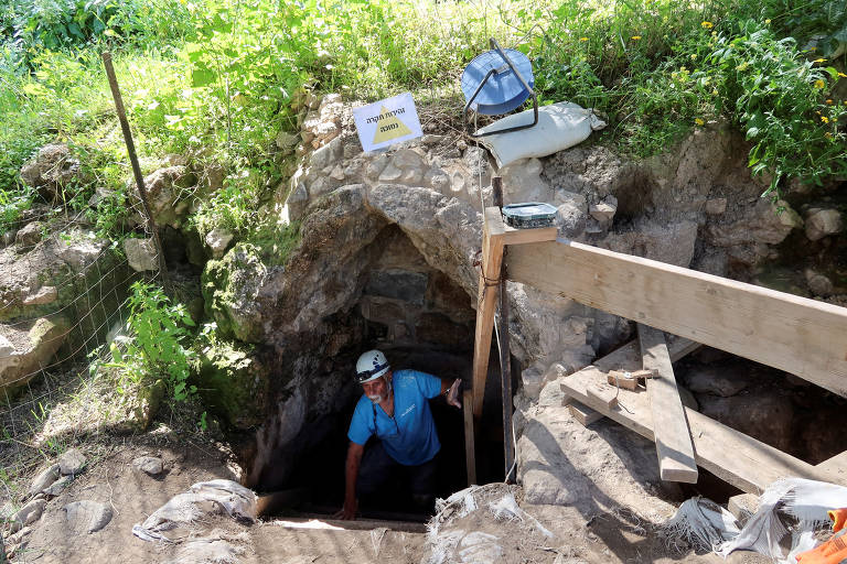 Historiador Yinon Shivtiel em acesso a esconderijo subterrâneo descoberto no norte de Israel