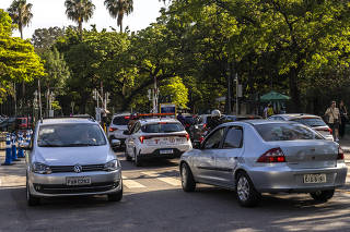 Fila de veículos na entrada do estacionamento do Parque do Ibirapuera