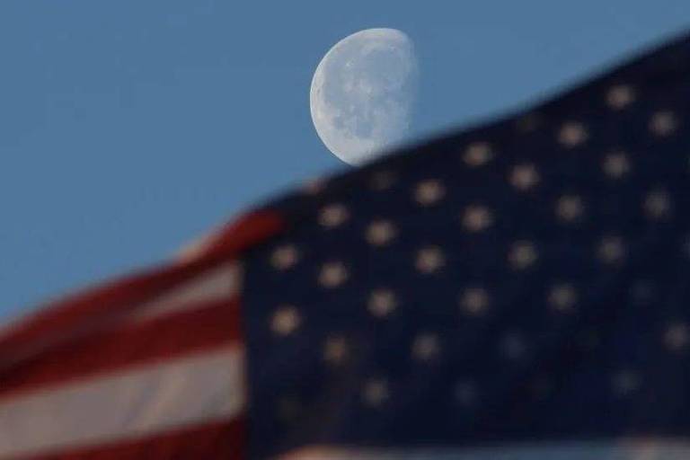 Bandeira dos EUA com a Lua ao fundo