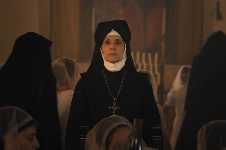 Sonia Braga em cena do filme "A Primeira Profecia", de Arkasha Stevenson