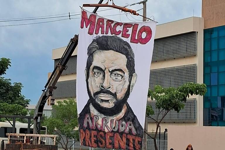Cartaz com a ilustração de um homem de barba e escrito: Marcelo Arruda presente