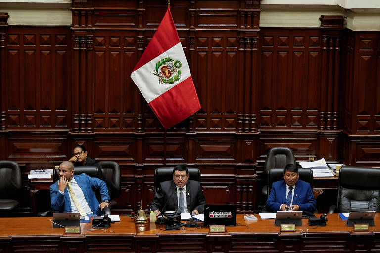 Congressistas do Peru durante debate que terminou por rejeitar pedidos de impeachment da presidente Dina Boluarte