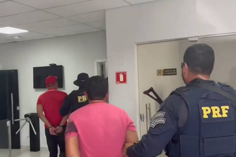Fugitivos do presídio de Mossoró (RN), Rogério Mendonça, 36, conhecido como Martelo, e Deibson Nascimento (Tatu ou Deisinho) chegam à delegacia da Polícia Federal no Pará após serem presos na cidade de Marabá