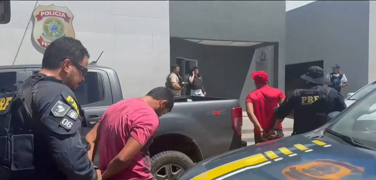 Enquanto eram procurados, os dois mantiveram uma família refém, foram avistados em comunidades diversas, se esconderam em uma propriedade rural e agrediram um indivíduo na zona rural de Baraúna (RN)