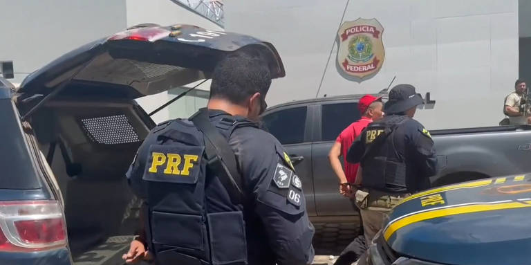 Mais de 600 policiais foram envolvidos na operação, incluindo cem integrantes da Força Nacional. Helicópteros e drones foram usados nas buscas