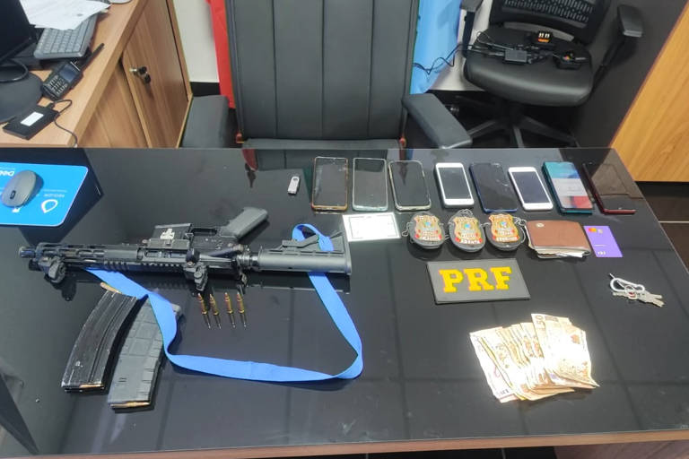 Com os fugitivos, os agentes da Polícia Federal encontraram armas, celulares e dinheiro em espécie