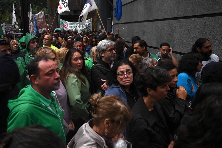 Empregados públicos protestam na Secretaria do Trabalho, em Buenos Aires, contra demissão de servidores