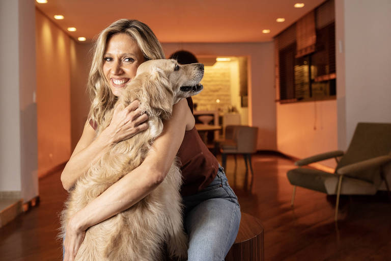 Luisa Mell com o cachorro Leo em seu apartamento, na zona oeste de São Paulo