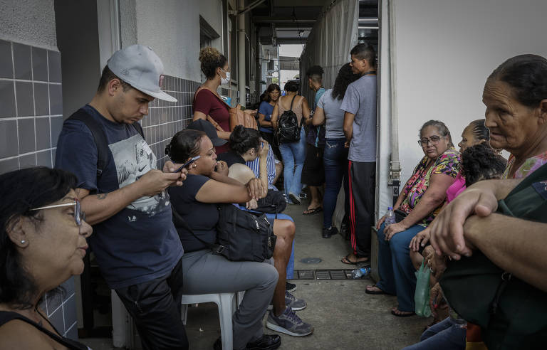 Tendas da dengue em São Paulo têm aglomeração e longo tempo de espera