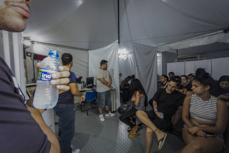 Pacientes com sintomas de dengue aguardam atendimento na tenda da AMA/UBS Chácara Cruzeiro do Sul - Zélia L. M. Doro, na região sudeste da cidade