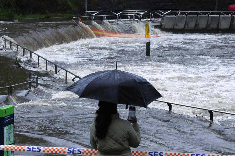 Fortes chuvas fazem rio transbordar em Sydney; veja fotos de hoje