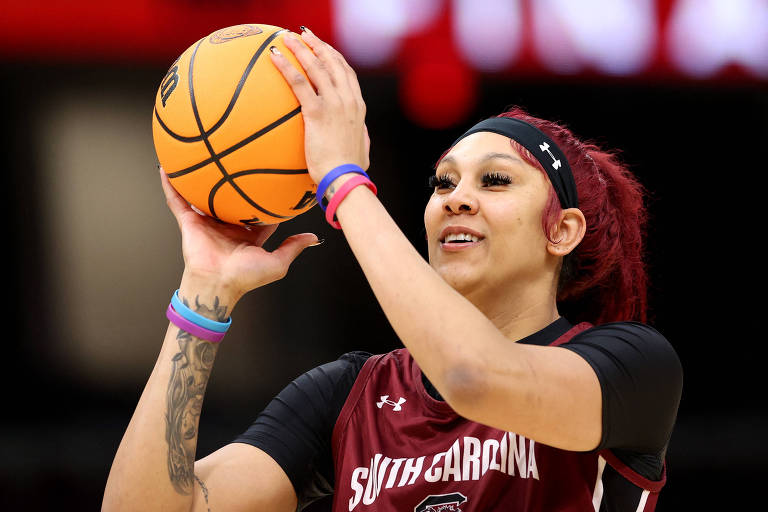Kamilla Cardoso em ação pelo South Carolina Gamecocks no torneio NCAA Women's Basketball em Cleveland, Ohio