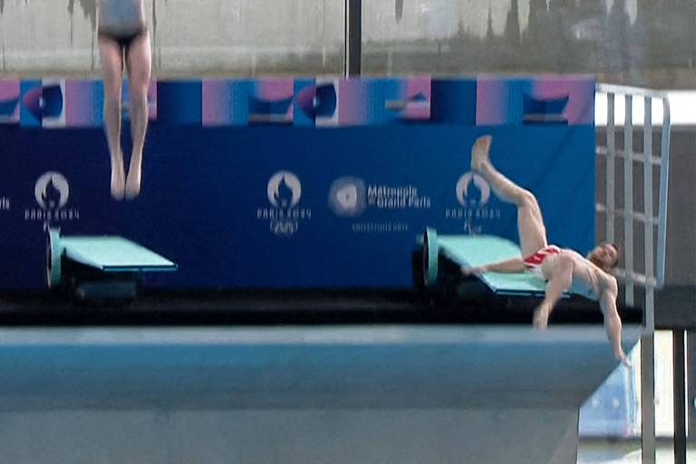 Saltador francês Alexis Jandard tomba durante apresentação no Centro Aquático Olímpico em Paris