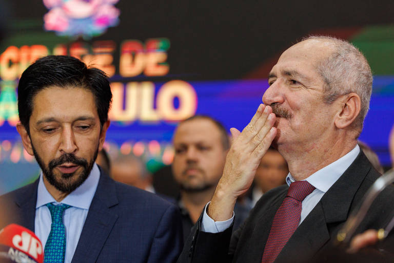 Prefeito Ricardo Nunes (MDB) e secretário Aldo Rebelo (licenciado do PDT) durante a posse do ex-ministro como secretário municipal