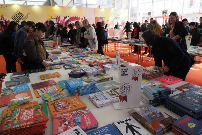 Livros expostos na Feira do Livro Infantil de Bolonha em 2023