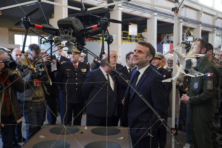 Presidente francês Emmanuel Macron inspeciona drones ao se reunir com membros de uma brigada de vigilância para as Olimpíadas de Paris durante uma visita à base naval de Cherbourg, noroeste da França