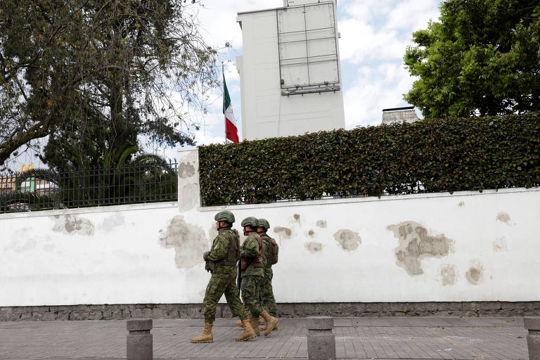 Militares equatorianos patrulham do lado de fora da embaixada do México em Quito após embaixadora ser declarada 'persona non grata'