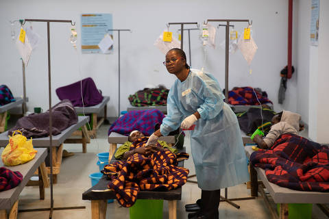 (240119) -- LUSAKA, 19 enero, 2024 (Xinhua) -- Imagen del 18 de enero de 2024 de una trabajadora médica cuidando de un paciente en el Estadio Héroes Nacionales, que ha sido designado como un centro de tratamiento de cólera, en Lusaka, Zambia. Zambia ha estado combatiendo un brote de cólera desde octubre pasado, con Lusaka, la capital del país como epicentro. Hasta ahora, el país ha registrado 10.887 casos y 432 muertes, con esfuerzos continuos para tratar y dar de alta a pacientes en varios centros de tratamiento en nueve provincias. (Xinhua/Peng Lijun) (rtg) (ra) (vf)
