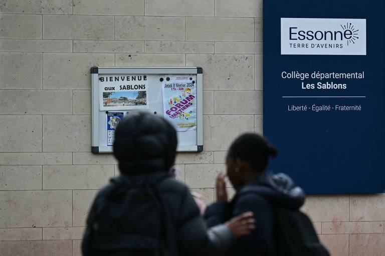 Adolescente morre após ser espancado na saída da escola na França