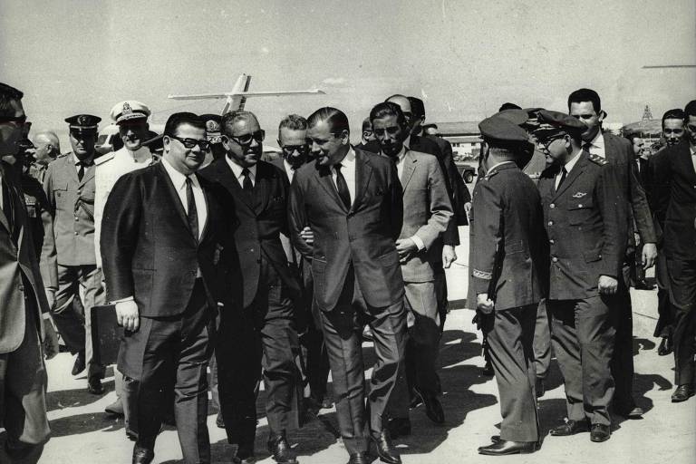 Artur da Costa e Silva, então presidente da ditadura militar, caminha no aeroporto de Congonhas ao lado do ministro da Fazenda, Delfim Netto (esq.), e do governador de SP, Abreu Sodré