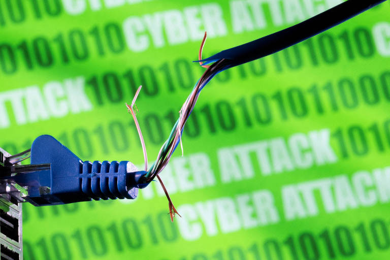 Um cabo Ethernet quebrado é visto na frente de um código binário e das palavras "ataque cibernético" nesta ilustração tirada em 8 de março de 2022.