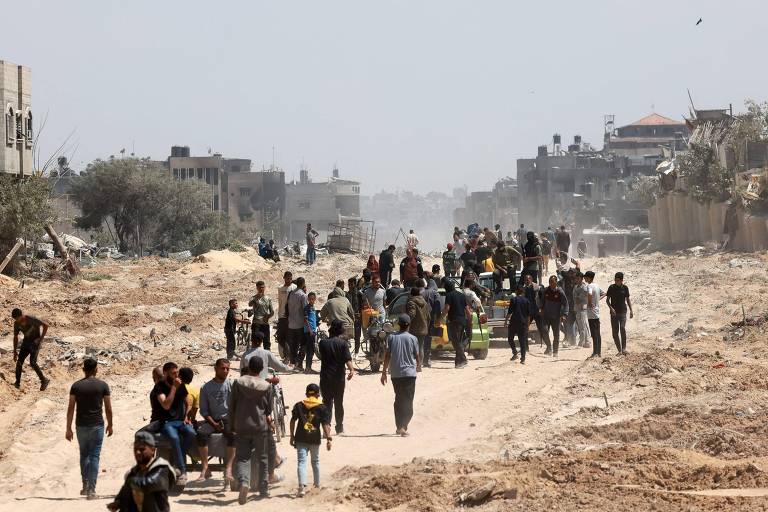 Palestinos deixam Rafah em direção a Khan Yunis após retirada de parte das tropas israelenses do sul de Gaza