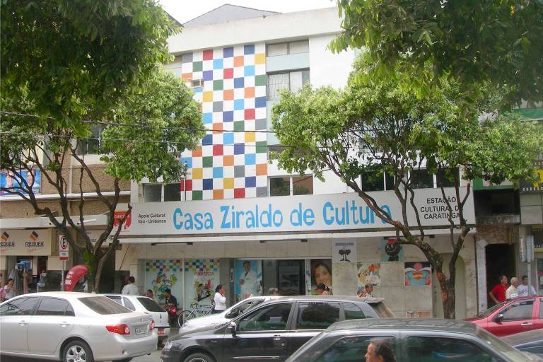 Prédio com fachada colorida e placa Casa Ziraldo de Cultura