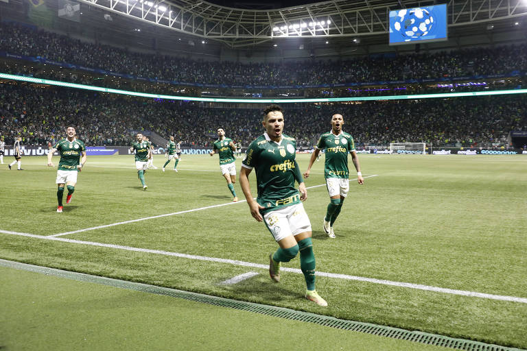Raphael Veiga comemora gol na final do Campeonato Paulista
