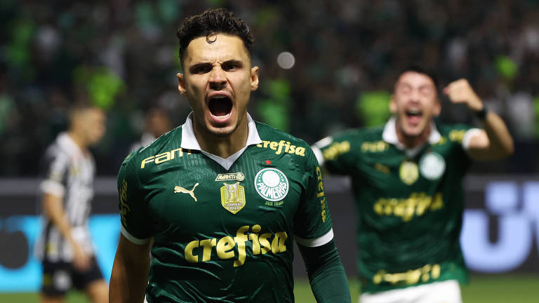 Raphael Veiga comemora o primeiro gol do Palmeiras neste domingo (7)