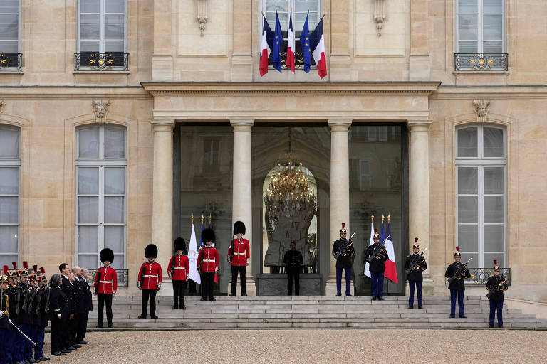 Entrada do palácio do governo francês, com militares dos dois países