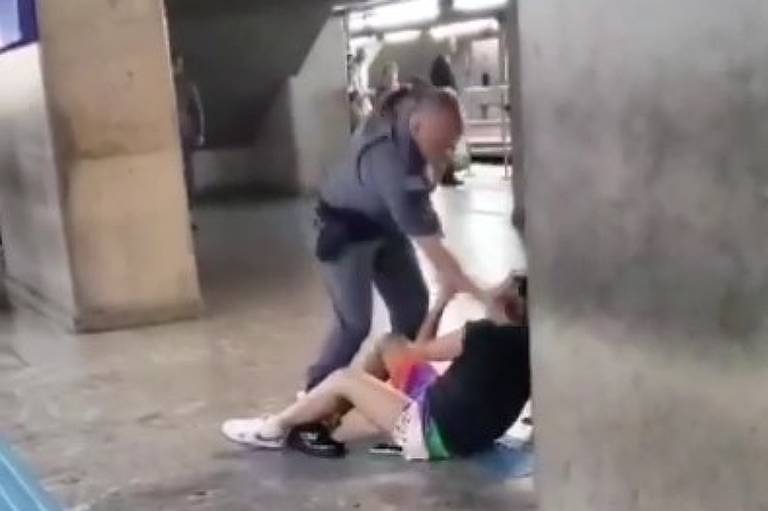 Momento em que policial militar dá tapa em mulher em estação de metrô de São Paulo