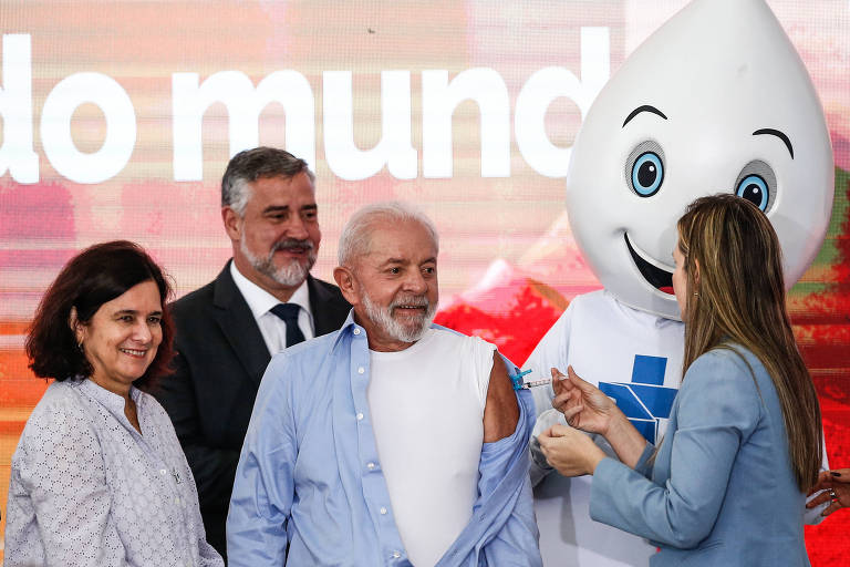 Lula toma vacina em dia de apoio à Nisia; veja vídeo