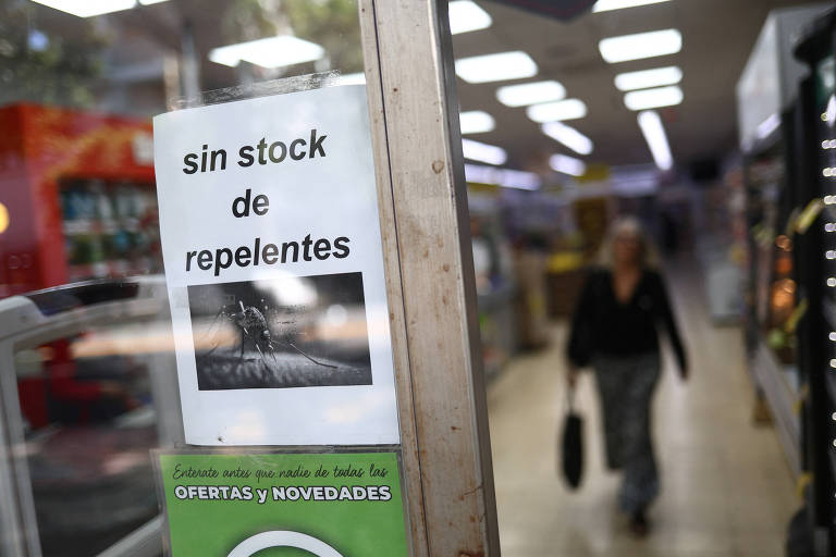 Aviso em supermercado de Buenos Aires diz aos clientes que não há mais estoque de repelente 