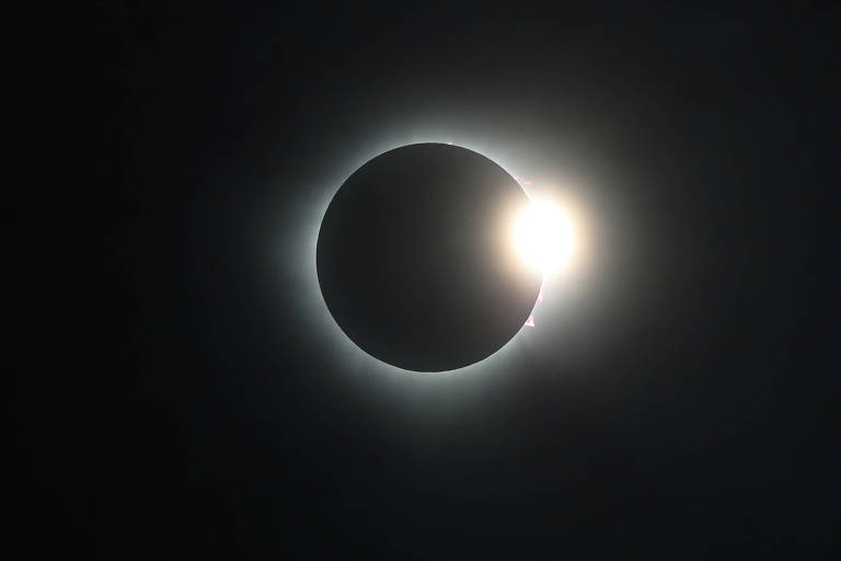 Veja fotos do eclipse solar total visível de México, EUA e Canadá nesta segunda
