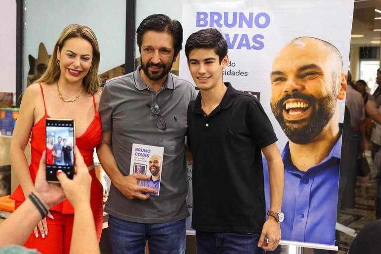 Ricardo Nunes e a primeira-dama Regina Carnovale no lançamento do livro de Tomás Covas sobre o pai Bruno Covas
