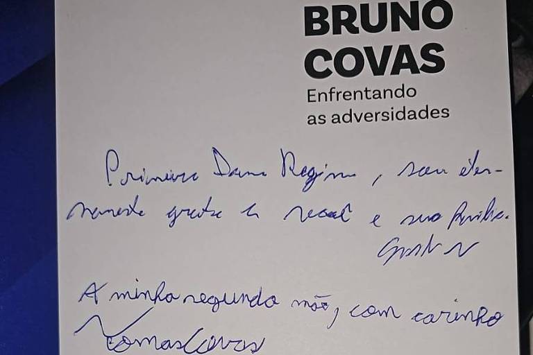 Dedicatória de Tomás Covas a primeira-dama Regina Carnovale no lançamento do livro dele sobre o pai Bruno Covas, em 7 de abril de 2024