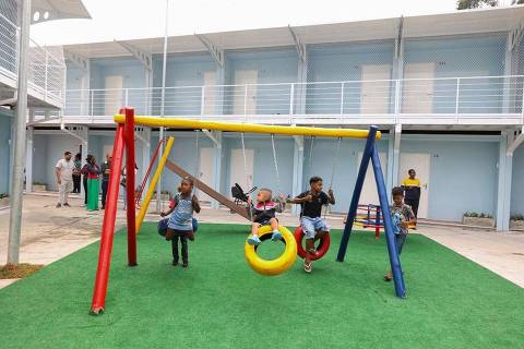 Crianças brincam no playground da Vila Reencontro Guaianases, a primeira do extremo leste da cidade; unidade inaugurada no último dia 2 de abril abrigará 256 pessoas