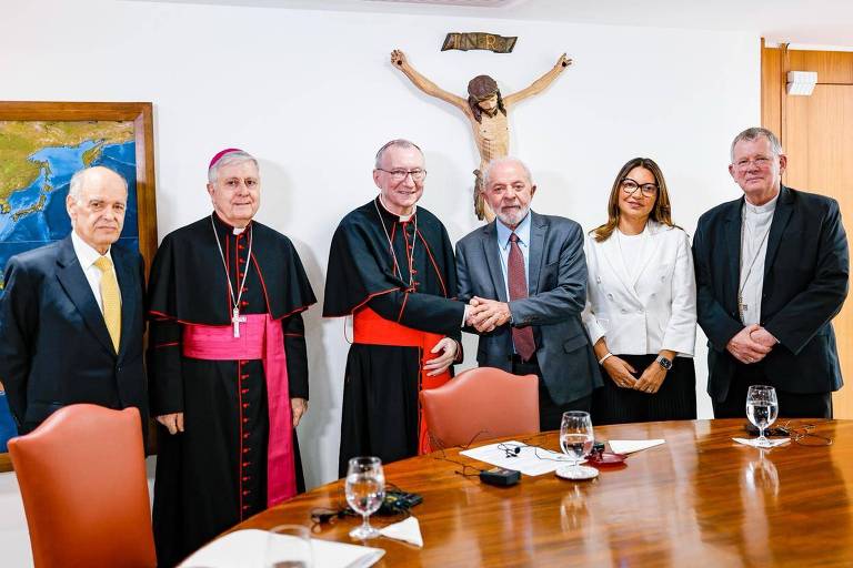 Lula recebe representante do Vaticano em Brasília. 