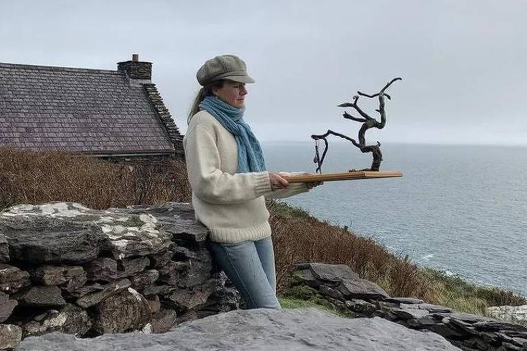 Geraldine segura uma escultura