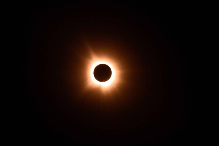 Eclipse solar total registrado a partir de Bloomington, em Indiana