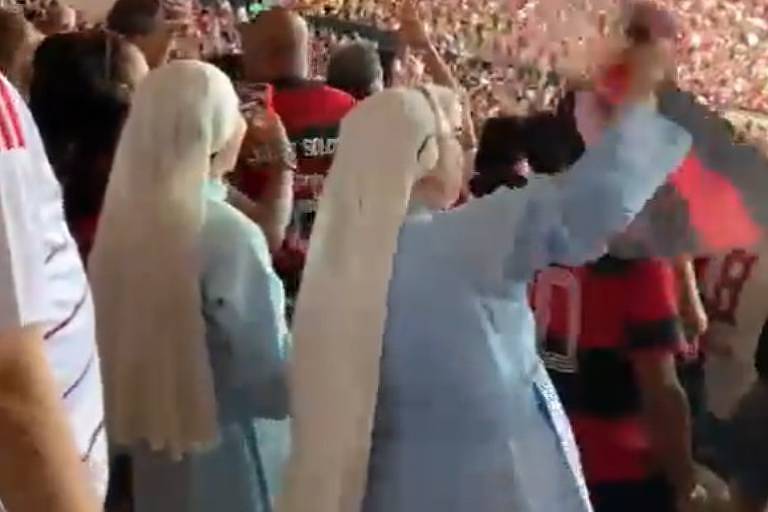Em foto coloridas, duas freiras viralizam comemorando gol do Flamengo