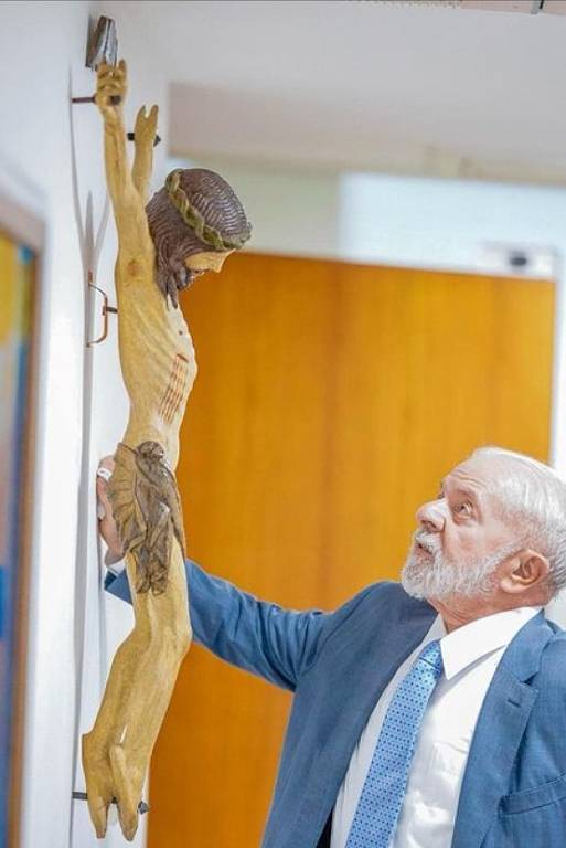 Lula publicou foto com crucifixo na Sexta-feira da Paixão, em março, e disse que era um dia "de reforçar nossos laços"