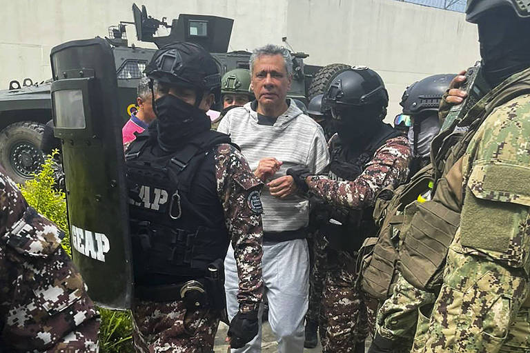 Jorge Glas, ex-vice-presidente do Equador, é conduzido por policiais ao chegar a prisão de segurança máxima em Guayaquil